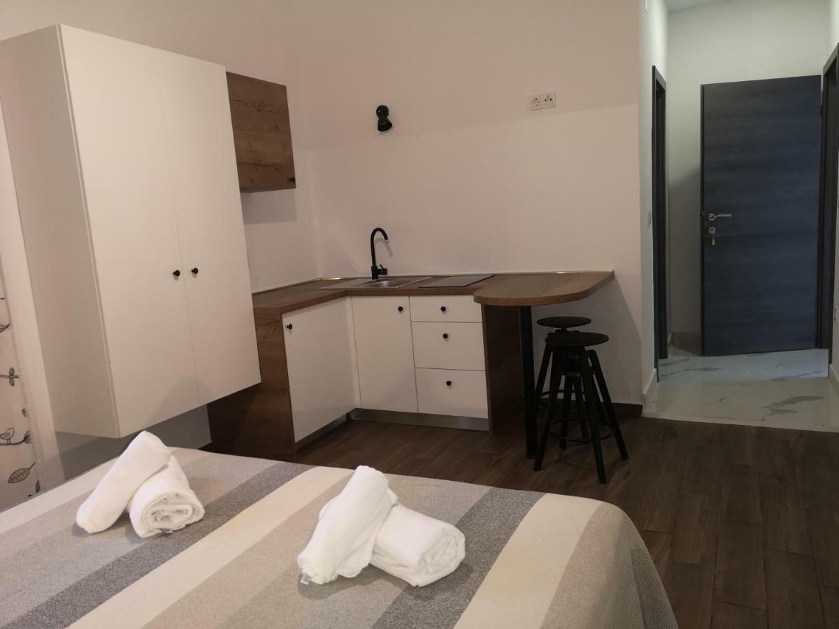 Apartments Mareta Rab Town Exterior foto